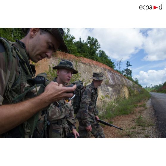 Des légionnaires du 2e régiment étranger de génie (2e REG) vérifient leur position au moyen d'un navigateur GPS pour une patrouille à Saint-Jean-du-Maroni, en Guyane française.