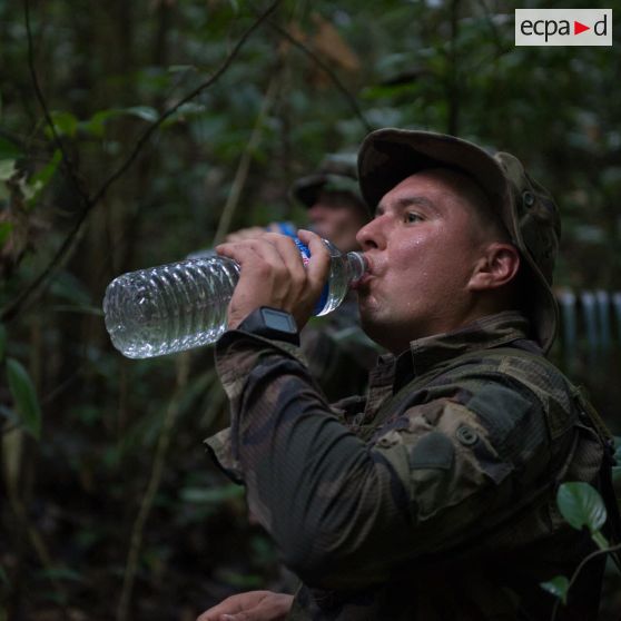 Un légionnaire du 2e régiment étranger de génie (2e REG) se désaltère lors d'une patrouille à Saint-Jean-du-Maroni, en Guyane française.