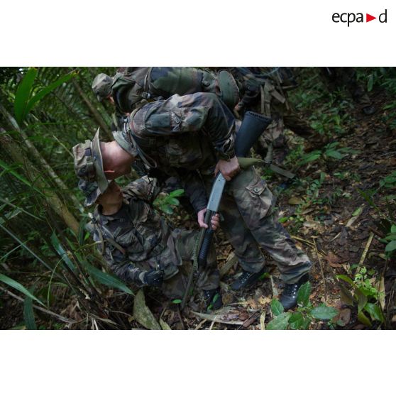 Un chef de section du 2e régiment étranger de génie (2e REG) communique ses ordres lors d'une patrouille à Saint-Jean-du-Maroni, en Guyane française.