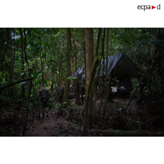 Des légionnaires du 2e régiment étranger de génie (2e REG) découvrent un bivouac d'orpailleurs lors d'une patrouille à Saint-Jean-du-Maroni, en Guyane française.