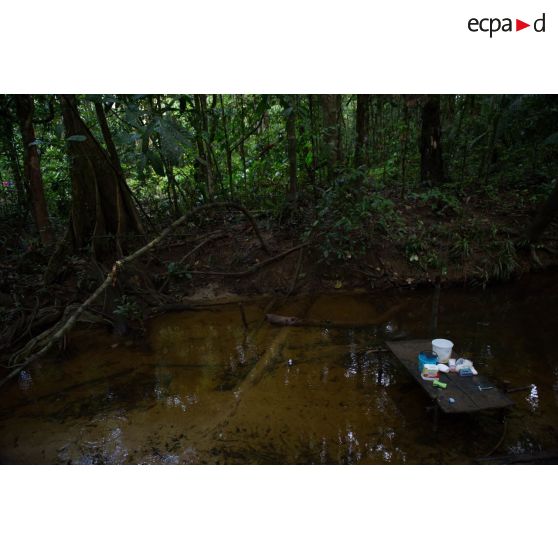 Ponton pour la toilette découvert sur un bivouac d'orpailleurs à Saint-Jean-du-Maroni, en Guyane française.