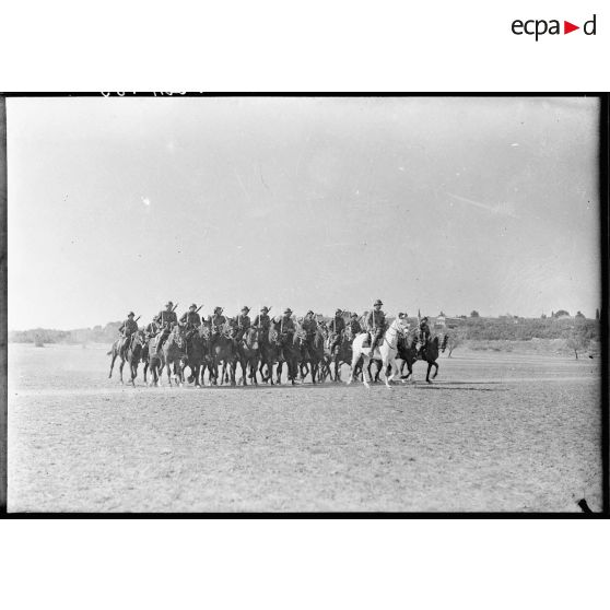 Un peloton à cheval du 7e régiment de chasseurs à cheval (RCC) avance en ordre de bataille.