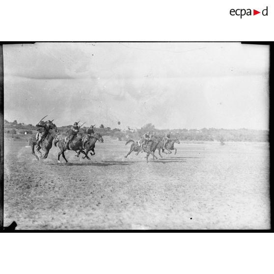 Un peloton à cheval du 7e régiment de chasseurs à cheval (RCC) effectue une charge sabres au clair.