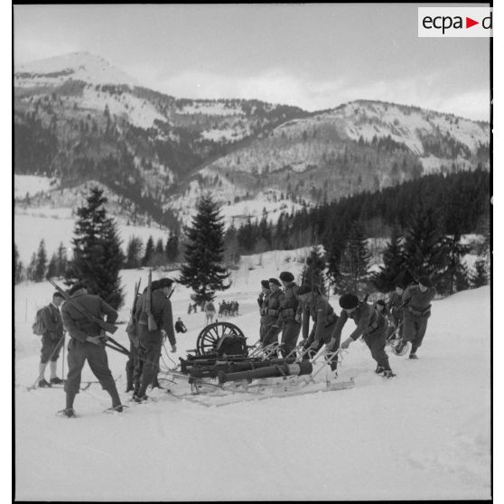 Exercice du 2e régiment d'artillerie de montagne (RAM) de Grenoble.