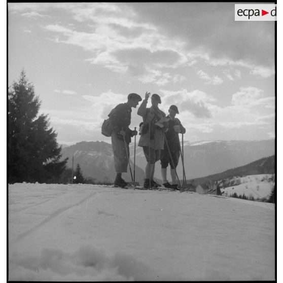 Etude du terrain par des officiers du 2e régiment d'artillerie de montagne (RAM) de Grenoble.