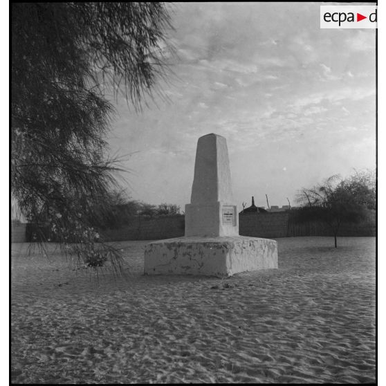 Monument au morts à N'Guigmi (Niger).