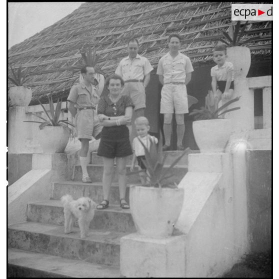 Officiers des troupes coloniales et leurs familles au poste de Guiglo (Côte d'Ivoire).