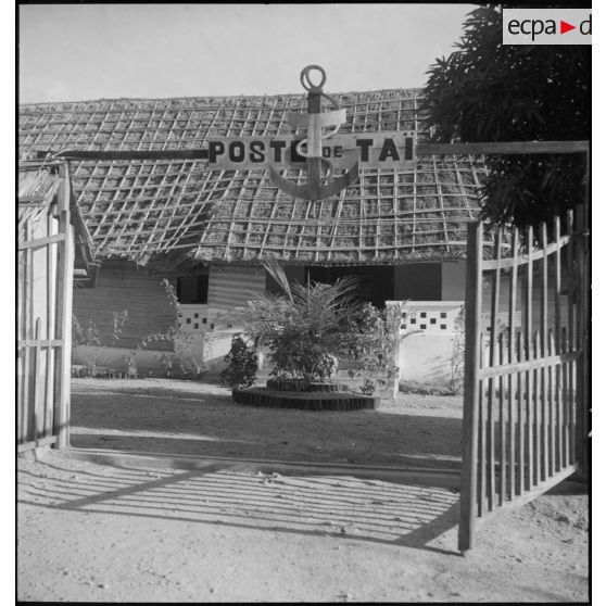 Entrée du poste des troupes coloniales de Taï en Côte d'Ivoire.