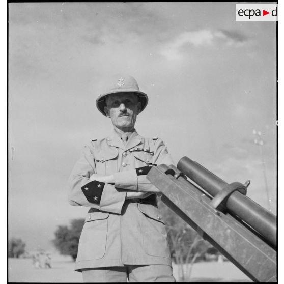 Portrait en contre-plongée du général de division Gillier, commandant la division centre en Afrique occidentale française (AOF).