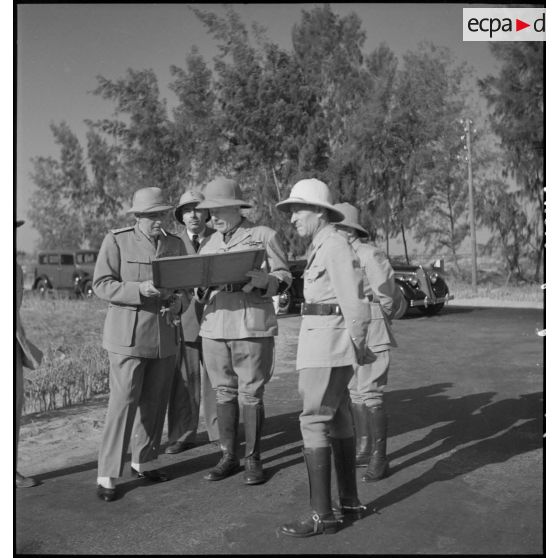 Pierre Boisson et le général de corps d'amée Barrau en inspection à Dakar.