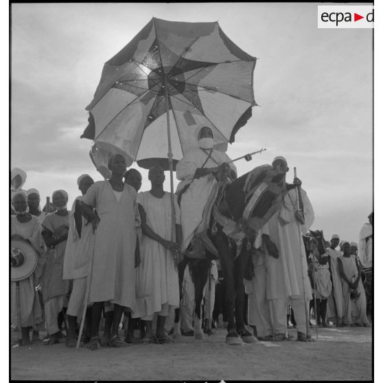 Le sultan de Zinder assiste à un défilé de troupes coloniales.