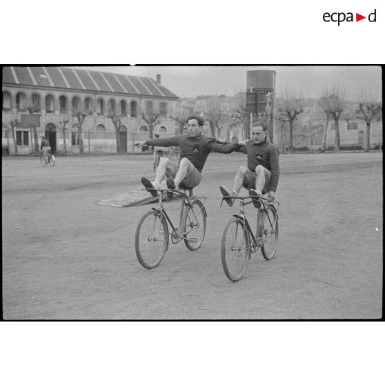 Acrobaties à bicyclette au 2e RD.