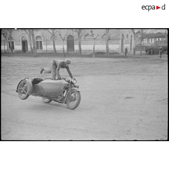 Acrobaties en side-car au 2e RD.