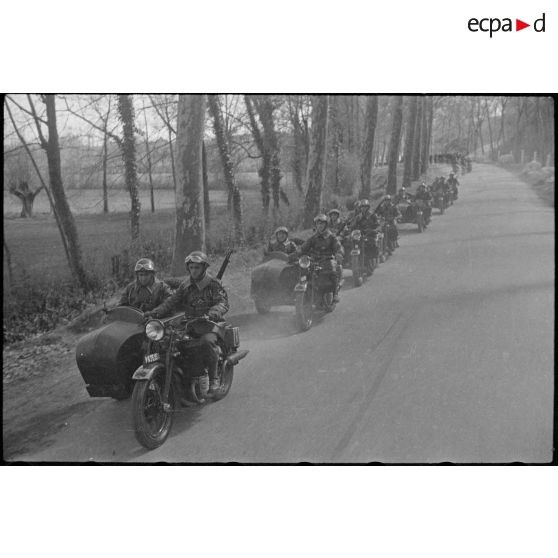 Un peloton motocycliste du 2e RD.