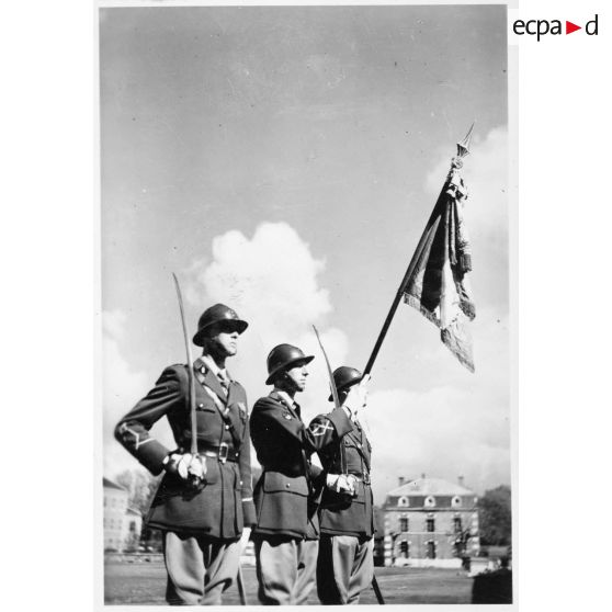 L'étendard de l'école militaire de la cavalerie, du train et de la garde et sa garde d'honneur.