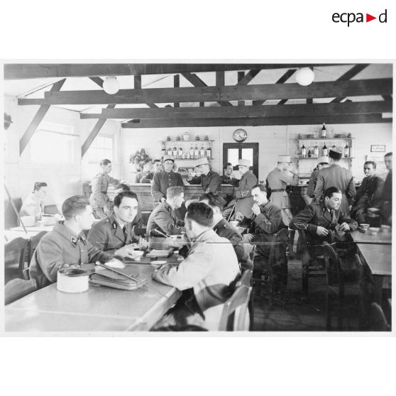 Le bar du foyer de l'école militaire de la cavalerie, du train et de la garde de Saumur, repliée à Tarbes.