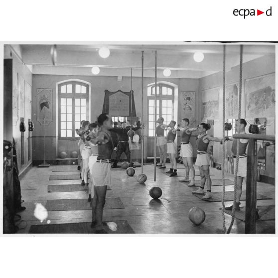 La salle de "culture physique" de l'école militaire de la cavalerie, du train et de la garde de Saumur, repliée à Tarbes.