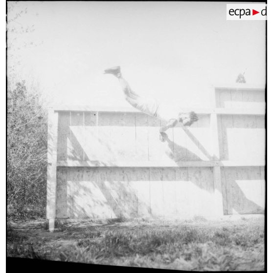 Séance de parcours d'obstacles à l'école militaire de la cavalerie, du train et de la garde de Saumur, repliée à Tarbes.