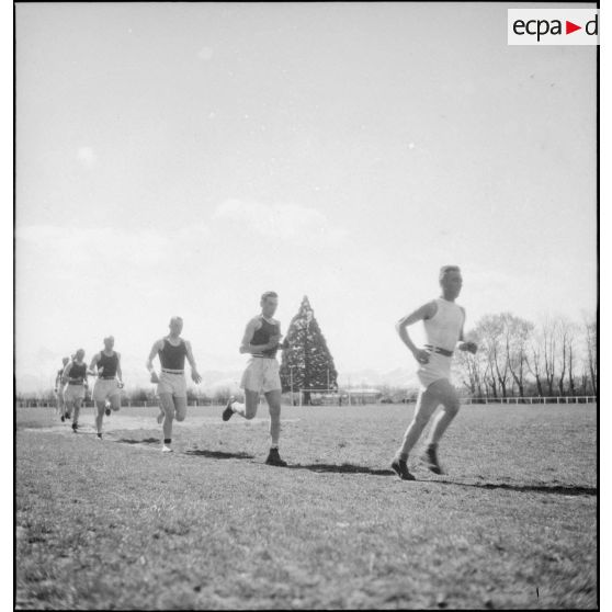 Course à pieds à l'école militaire de la cavalerie, du train et de la garde de Saumur, repliée à Tarbes.