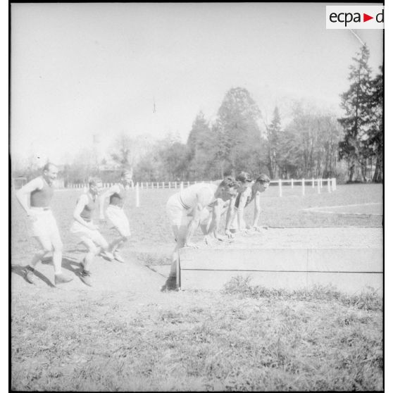 Course à pieds à l'école militaire de la cavalerie, du train et de la garde de Saumur, repliée à Tarbes.