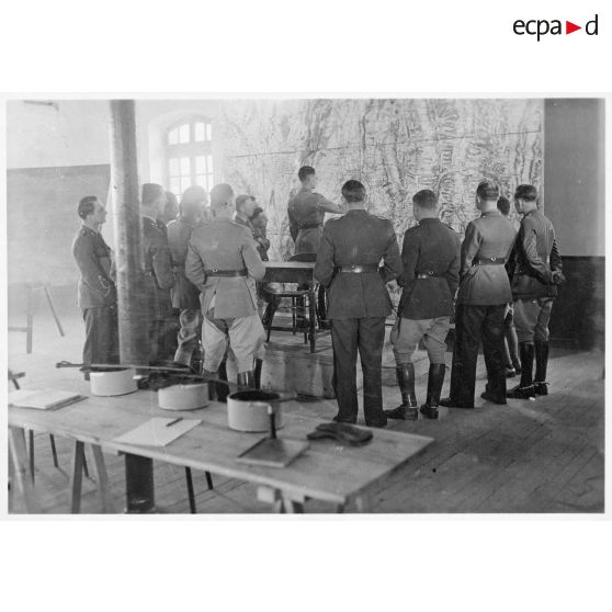 Salle de cours à l'école militaire de la cavalerie, du train et de la garde de Saumur, repliée à Tarbes (Hautes-Pyrénées).