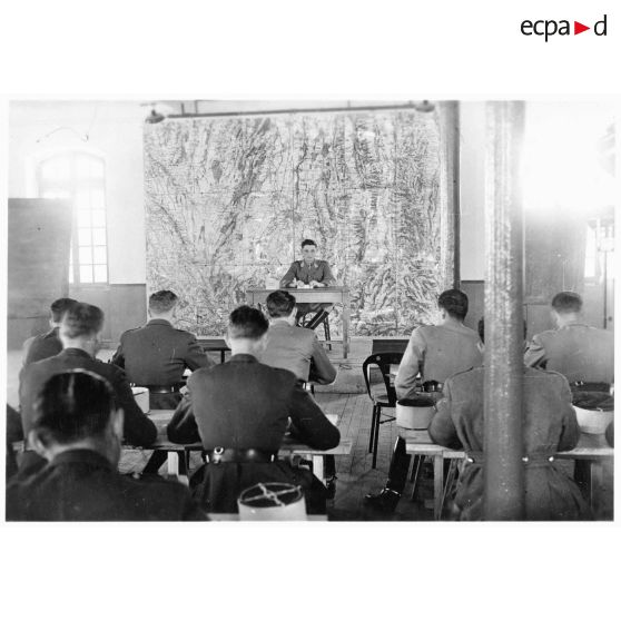 Salle de cours à l'école militaire de la cavalerie, du train et de la garde de Saumur, repliée à Tarbes (Hautes-Pyrénées).