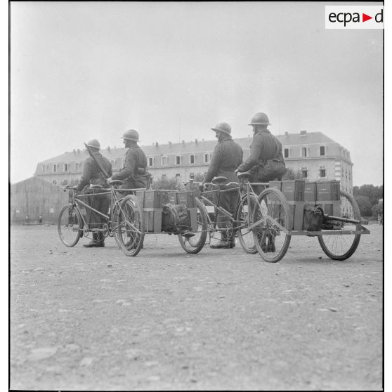 Présentation de vélos en tandem avec remorques.