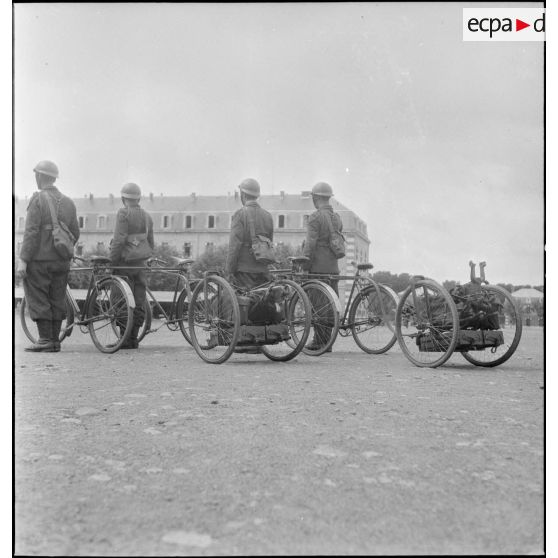 Présentation de vélos en tandem avec remorques.