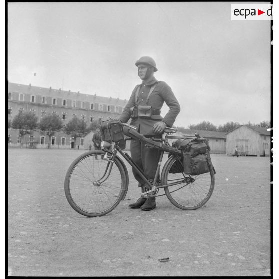 Présentation de vélos transportant armement et équipement individuel.