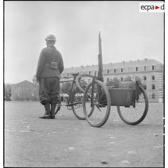 Présentation d'un vélo avec remorque.