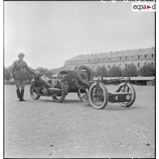 Présentation d'un side-car Gnome et Rhône AX2 avec remorque transportant une mitrailleuse Hotchkiss.