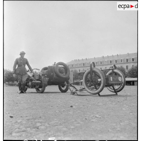 Présentation d'un side-car Gnome et Rhône AX2 avec remorque transportant une mitrailleuse Hotchkiss.