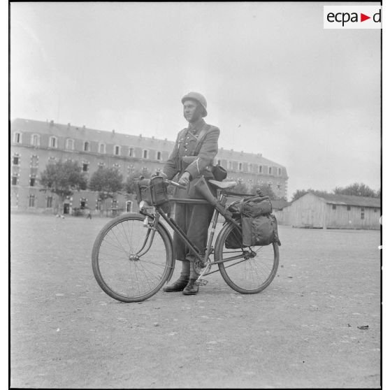 Présentation de vélos transportant armement et équipement individuel.