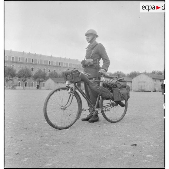 Présentation de vélos transportant armement et équipement individuel.