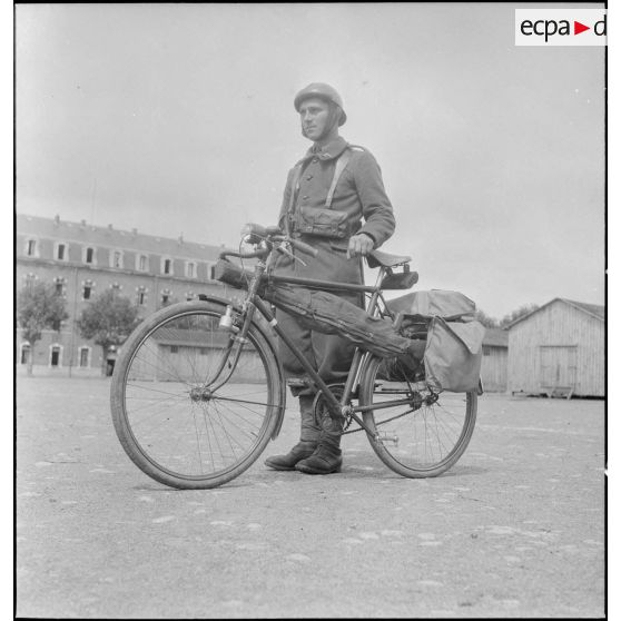 Présentation de vélos transportant armement et équipement individuel.