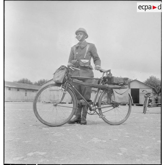 Dragons du 3e RD à la présentation de vélos transportant armement et équipement individuel.