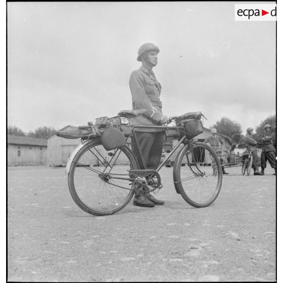 Présentation d'un vélo transportant un équipement individuel.