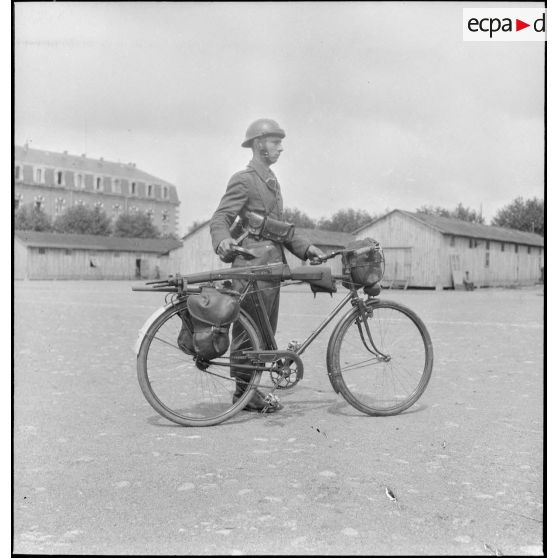 Présentation de vélos transportant armement et équipement individuel.