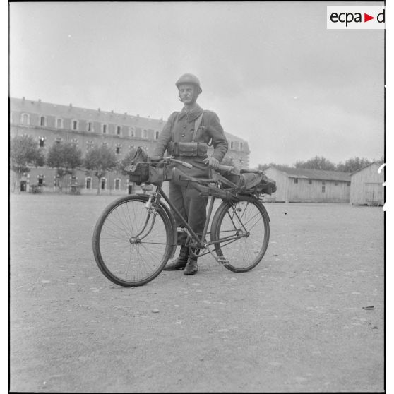 Présentation de vélos transportant armement et équipement individuel.