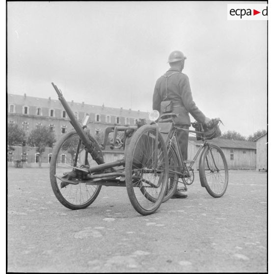 Présentation de vélos avec remorque transportant un fusil MAS 36 et la plaque de base d'un mortier léger.