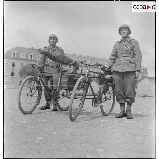 Présentation de deux bicyclettes solidarisées entre elles.