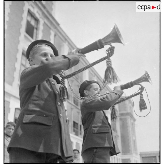 Sonnerie "Au drapeau" à l'école militaire enfantine Hériot.