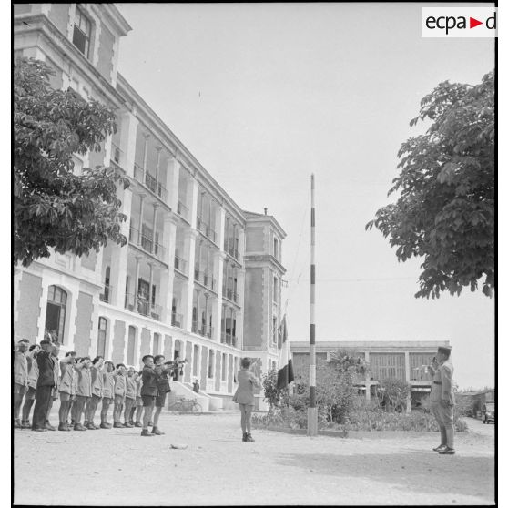 Cérémonie de montée des couleurs à l'école militaire enfantine Hériot.