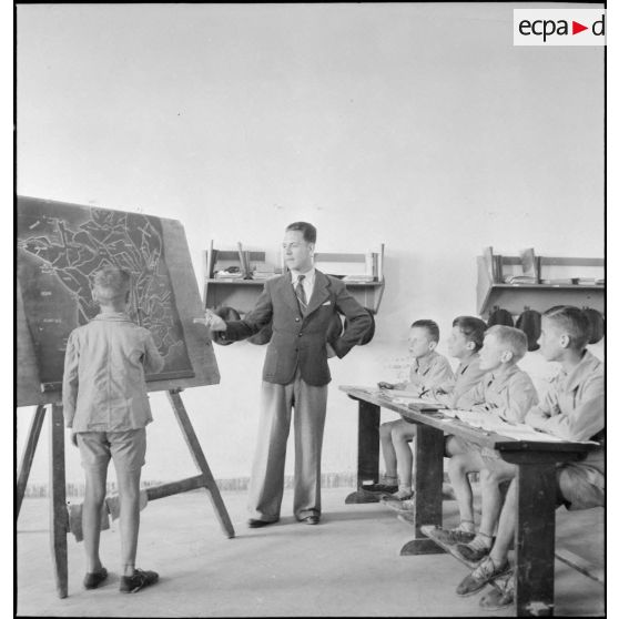 Cours de géographie à l'école militaire enfantine Hériot.