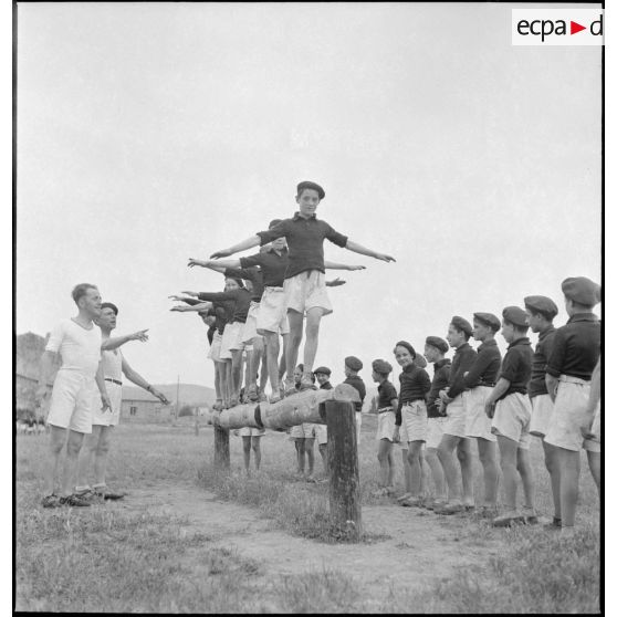 Séance d'hébertisme à l'école militaire enfantine Hériot.