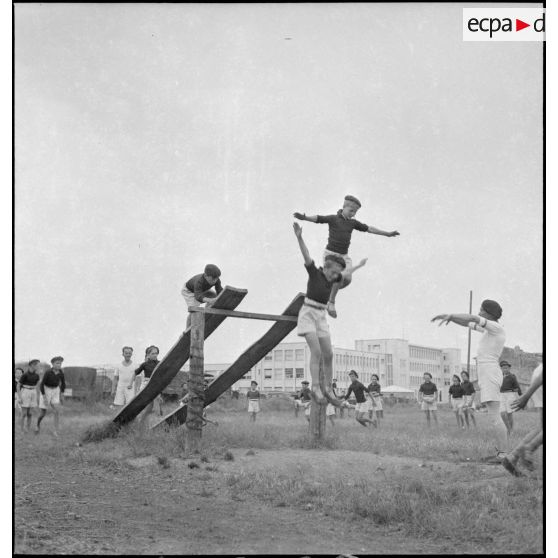 Séance d'hébertisme à l'école militaire enfantine Hériot.