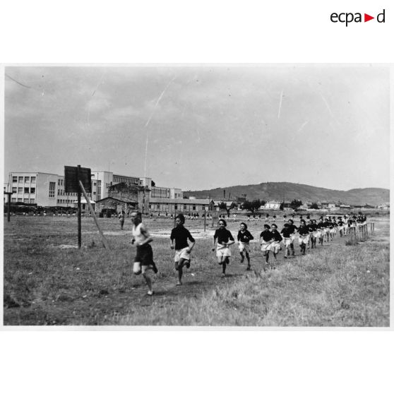 Séance d'hébertisme à l'école militaire enfantine Hériot.