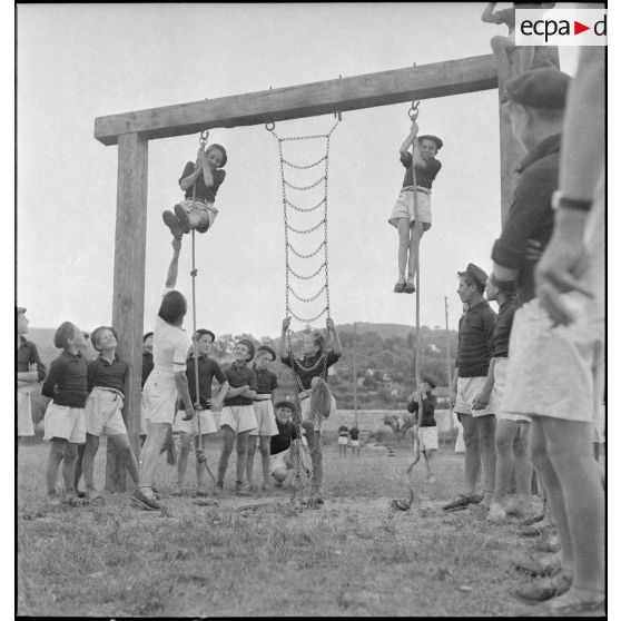 Séance d'hébertisme à l'école militaire enfantine Hériot.