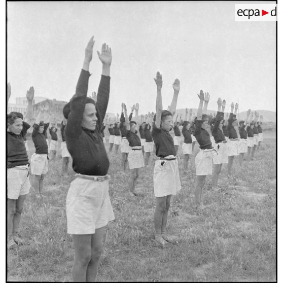 Séance d'hébertisme à l'école militaire enfantine Hériot.