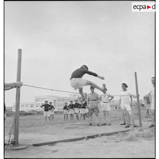 Séance d'hébertisme à l'école militaire enfantine Hériot.